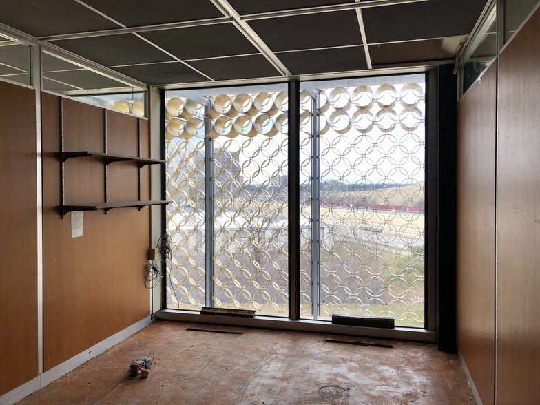 More Photos Of 16000-16200 Northland Dr, Southfield Office For Sale