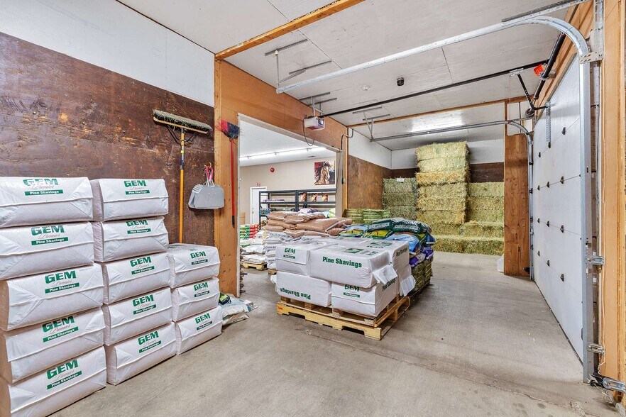 More Photos Of 22525 SW Stafford Rd, Tualatin Warehouse For Sale