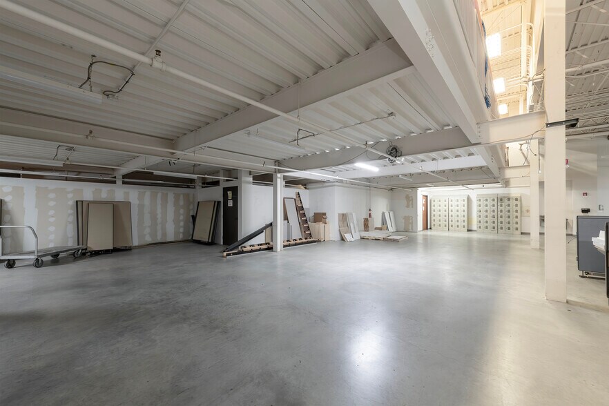 More Photos Of 1551 Corporate Dr, Irving Flex For Lease