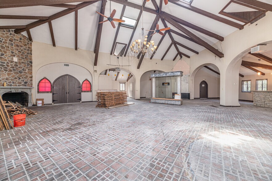 More Photos Of 30 Gingerbread Castle Rd, Hamburg Storefront For Sale