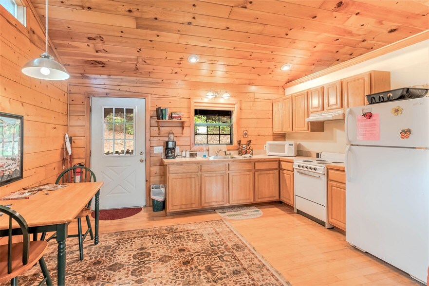 More Photos Of 15695 Highway 187, Eureka Springs Hotel For Sale