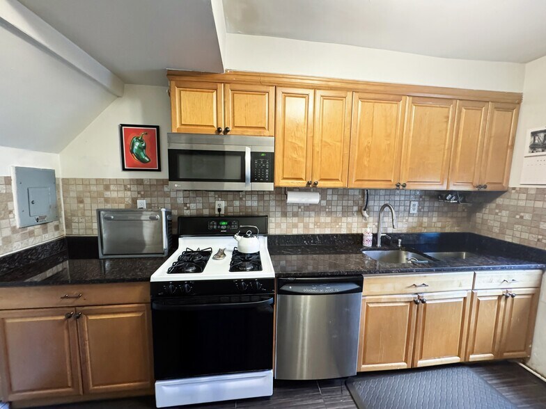 More Photos Of 2811 Ditmars Blvd, Astoria Storefront Retail Residential For Sale