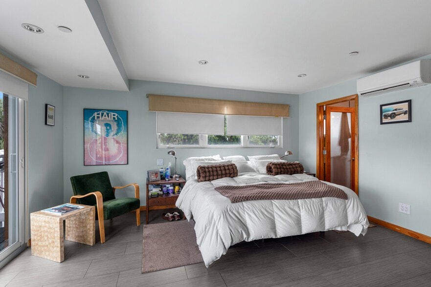 More Photos Of 2200 NE 26th St, Wilton Manors Office For Sale