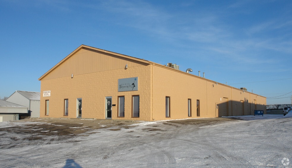 More Photos Of 1236-1248 Royal Dr, Papillion Warehouse For Lease