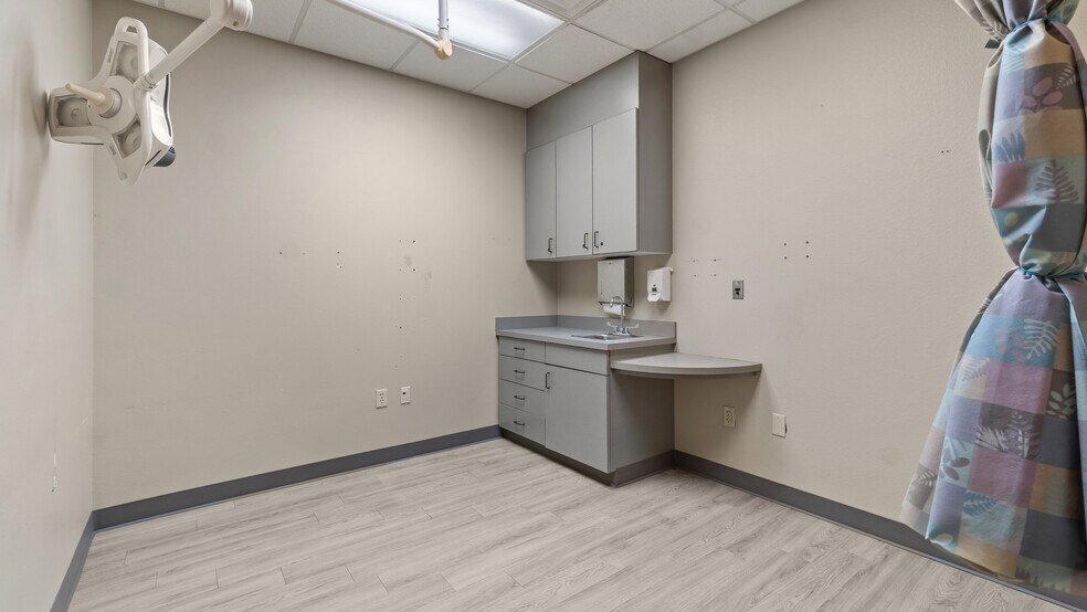 More Photos Of 910 James Bowie Dr, New Boston General Retail For Lease