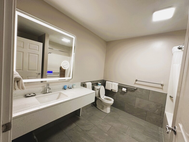 More Photos Of 2439 Old Philadelphia Pike, Lancaster Hotel For Sale