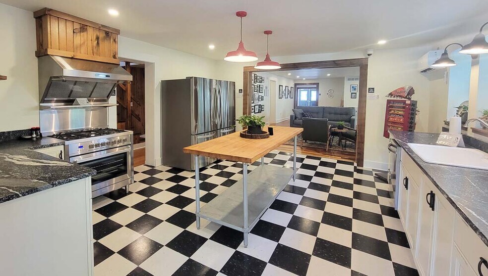 More Photos Of 110 Mc Lean Ave, Cotter Hotel For Sale