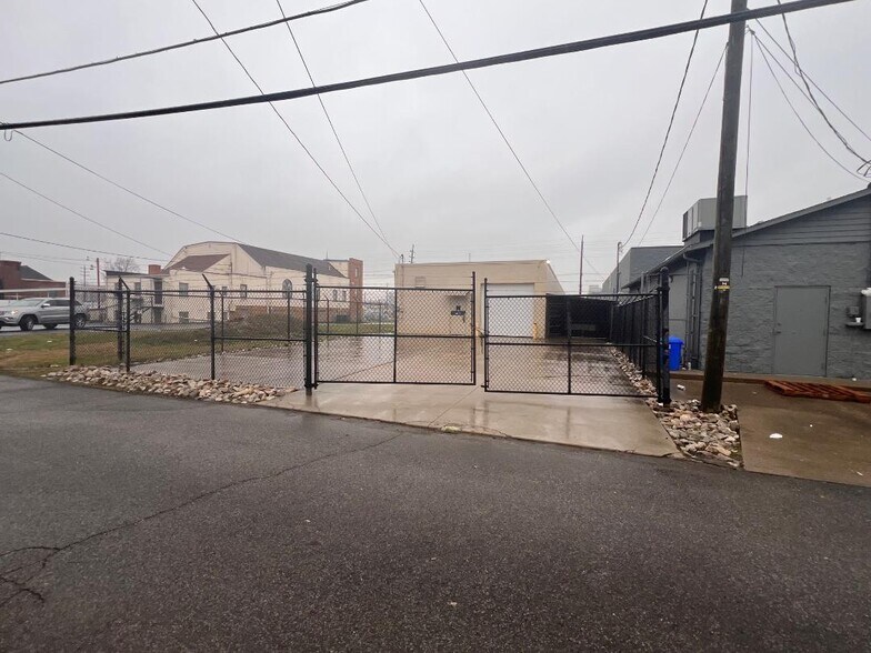 More Photos Of 927 8th Ave, Huntington Veterinarian Kennel For Lease