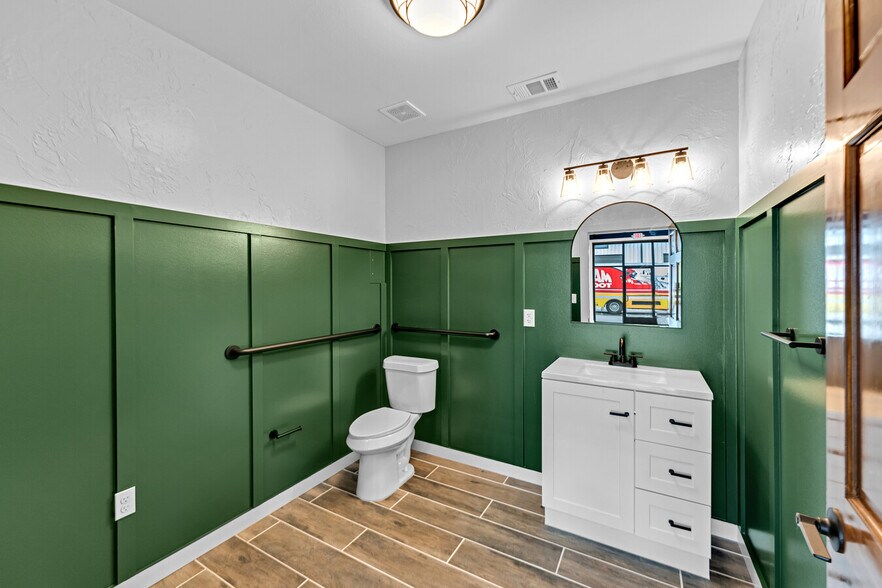 More Photos Of 13021 Harmon Rd, Fort Worth Flex For Lease