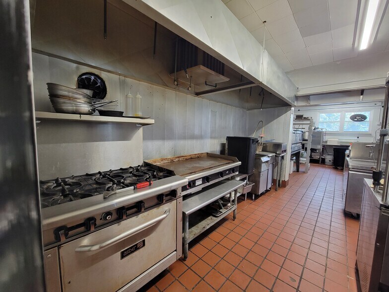 More Photos Of 6618 S Delaware Ave, Martins Creek Restaurant For Lease
