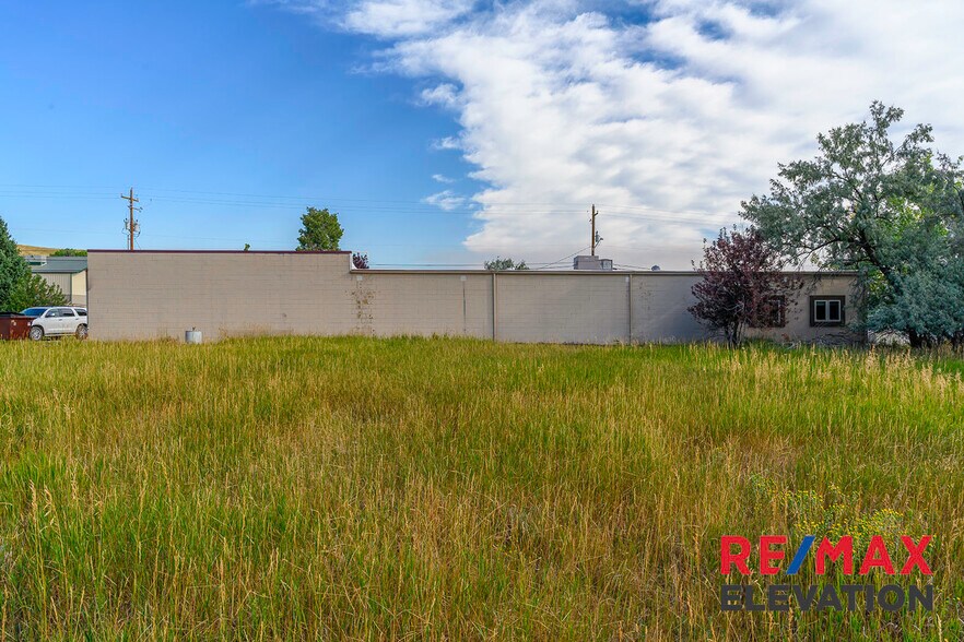 More Photos Of 915 W Fetterman St, Buffalo Office For Sale
