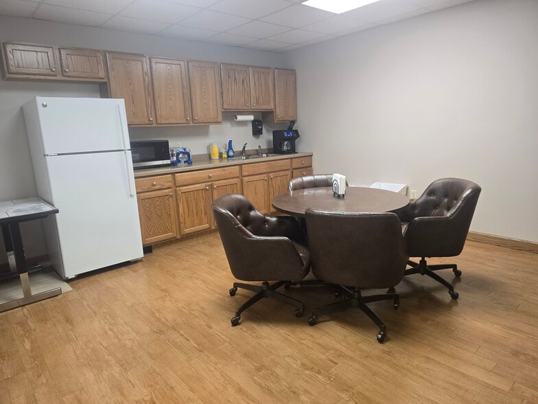 More Photos Of 2003-2005 Grand Ave, Wausau Office For Sale