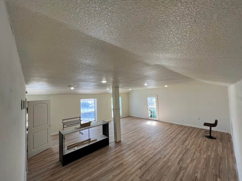 More Photos Of 804 W 2nd St, Taylor Storefront Retail Office For Lease