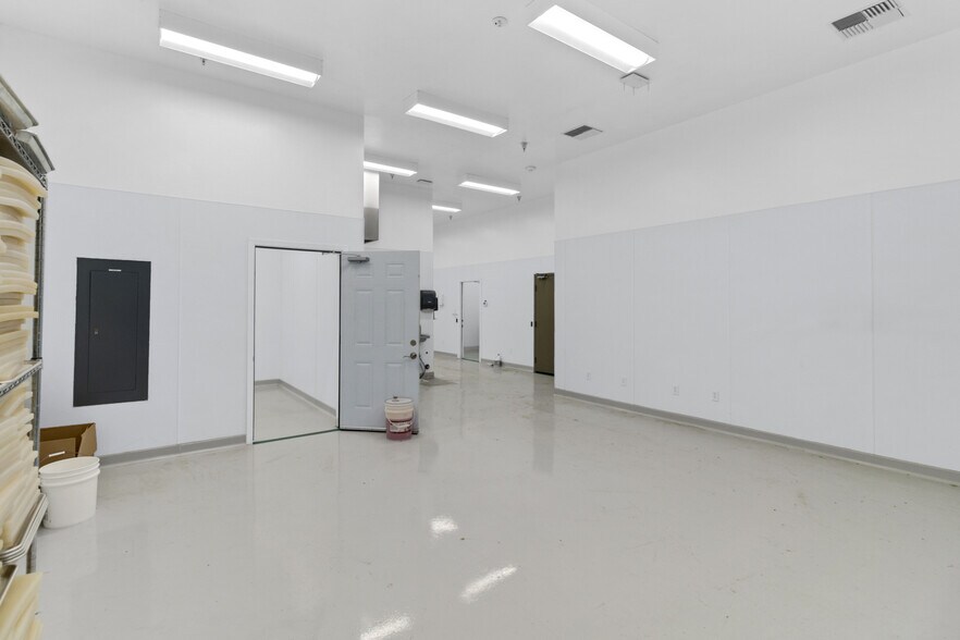 More Photos Of 991 Industrial Way, King City Warehouse For Lease