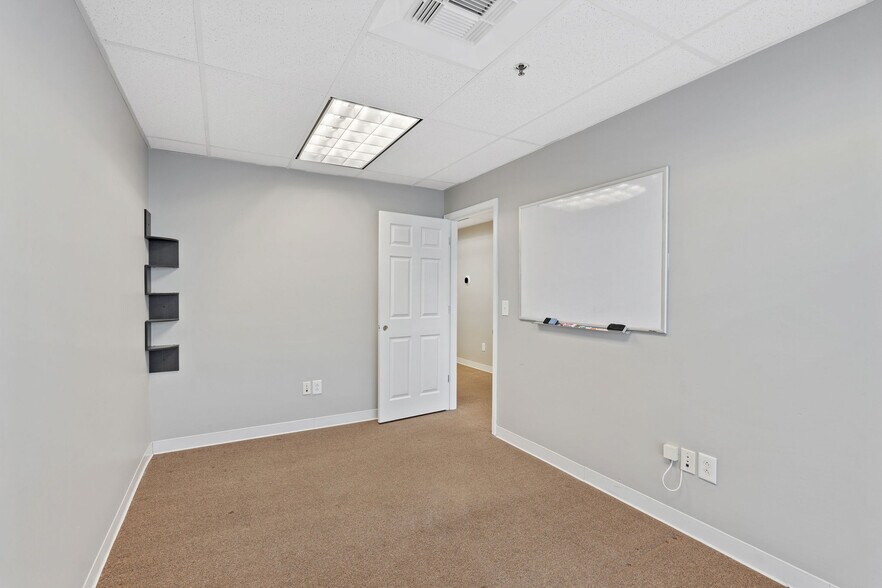 More Photos Of 4922 Port Royal Rd, Spring Hill Showroom For Lease