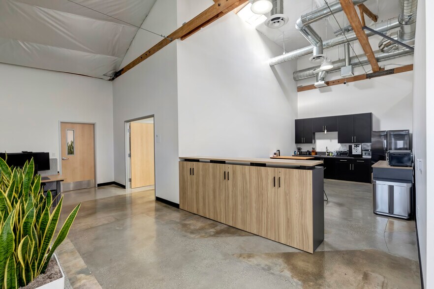 More Photos Of 956 W Hyde Park Blvd, Inglewood Manufacturing For Lease
