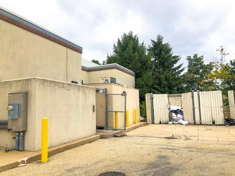 More Photos Of 649 Lake Cook Rd, Deerfield Restaurant For Lease