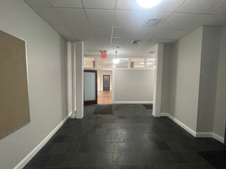 More Photos Of 15 Railroad Ave, Kingston Office For Lease