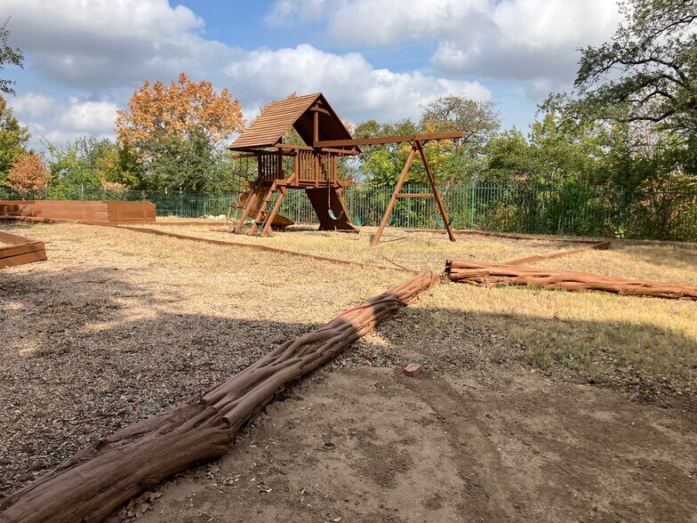 More Photos Of 220 Foremost Dr, Austin Schools For Lease