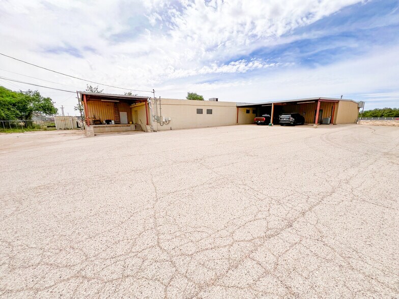 More Photos Of 1001-1009 W Industrial Ave, Midland Warehouse For Sale