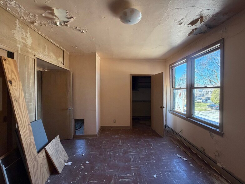 More Photos Of 87 Division St, Manistee Freestanding For Sale