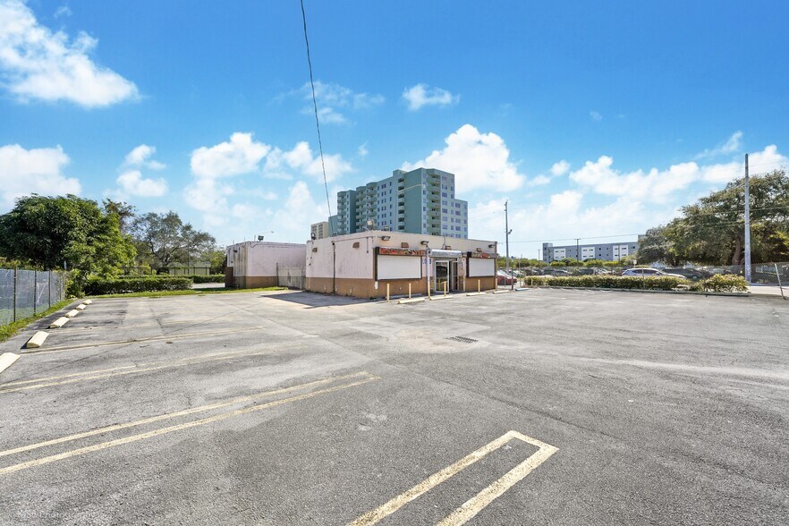 More Photos Of 2381-2389 NW 54th St, Miami Freestanding For Lease