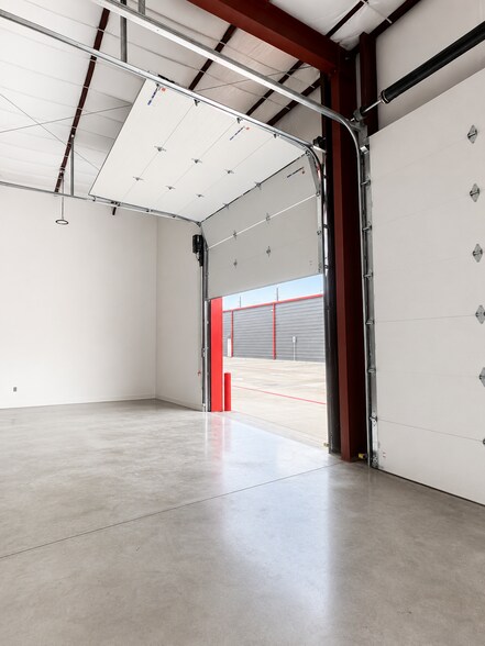 More Photos Of 7044 Queenston Blvd, Houston Light Distribution For Lease
