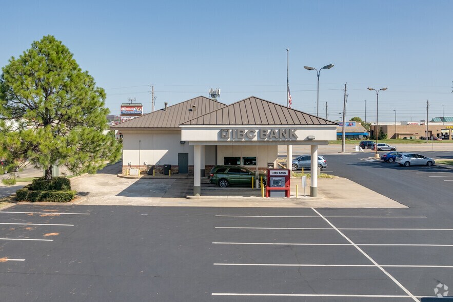 More Photos Of 8202-8278 E 71st St, Tulsa Unknown For Lease