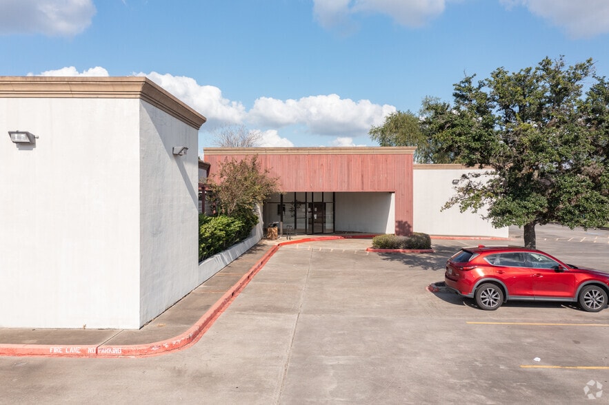 More Photos Of 17222 Red Oak Dr, Houston Medical For Sale