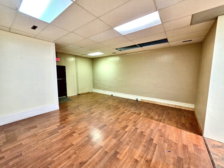 More Photos Of 219 W Main St, Lexington General Retail For Lease