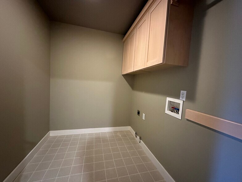 More Photos Of 1505 Ne Village St, Fairview Office For Sale