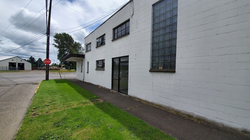 More Photos Of 1801 9th Ave, Longview Office For Lease
