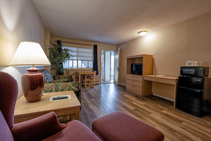 More Photos Of 577 W Monroe St, Burns Hotel For Sale