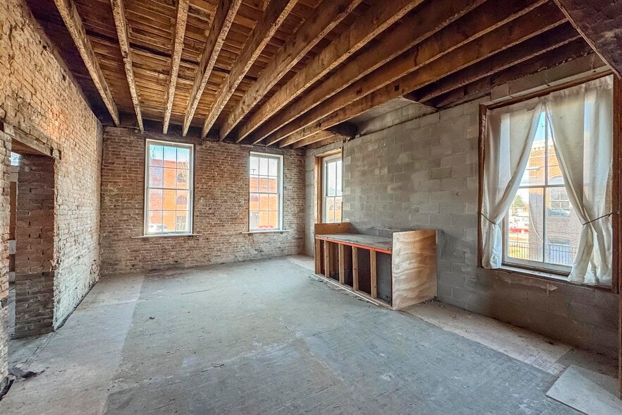 More Photos Of 706 N Main St, Columbia Office Residential For Sale