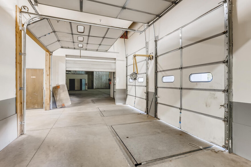 More Photos Of 760 Lindbergh Dr, Gypsum Warehouse For Lease