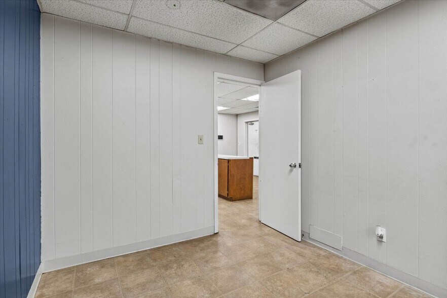 More Photos Of 890 N Main St, Independence Warehouse For Sale