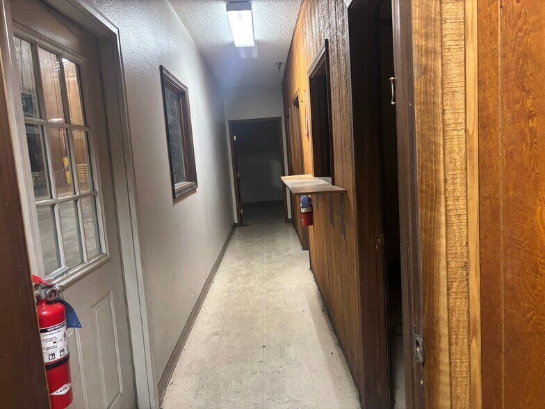 More Photos Of 150 Fox Sauk Rd, Ottumwa Warehouse For Lease