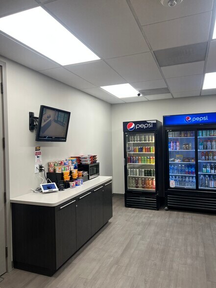 More Photos Of 5600 New King Dr, Troy Medical For Lease