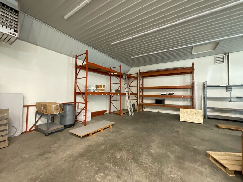 More Photos Of 1007 Cherry st, Effingham Flex For Sale