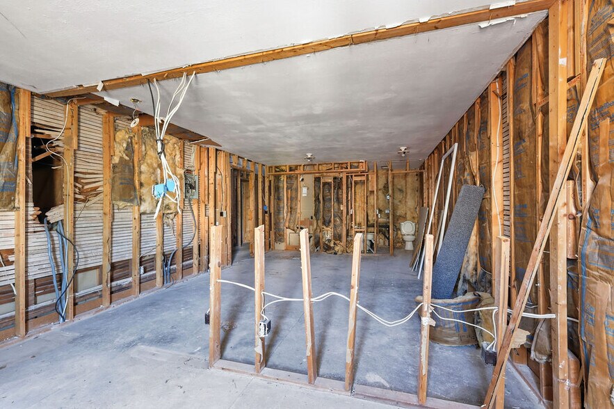 More Photos Of 121 W Broadway, Fulton Storefront Retail Residential For Sale