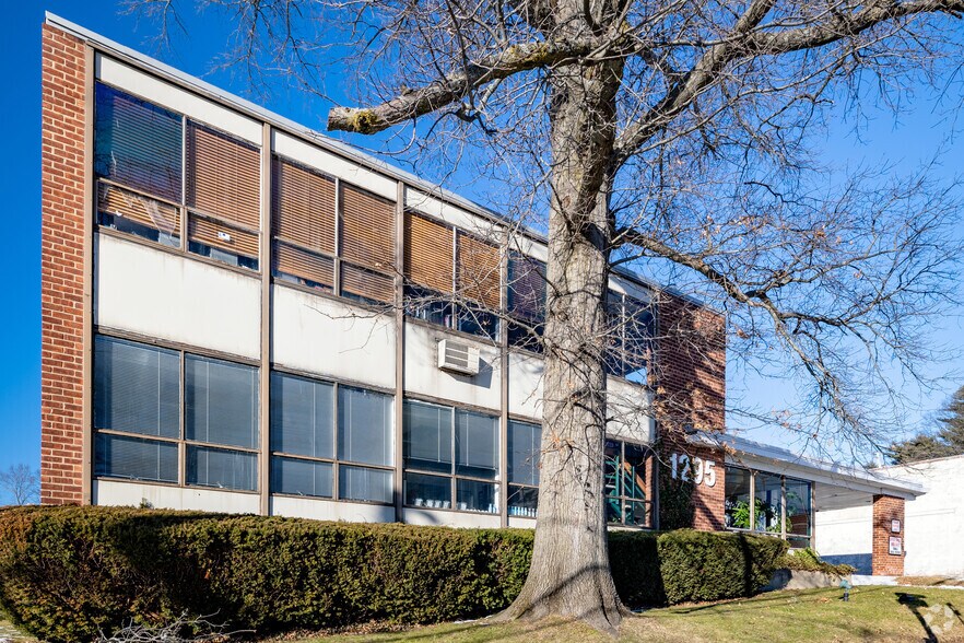 More Photos Of 1295 Northern Blvd, Manhasset Office For Lease