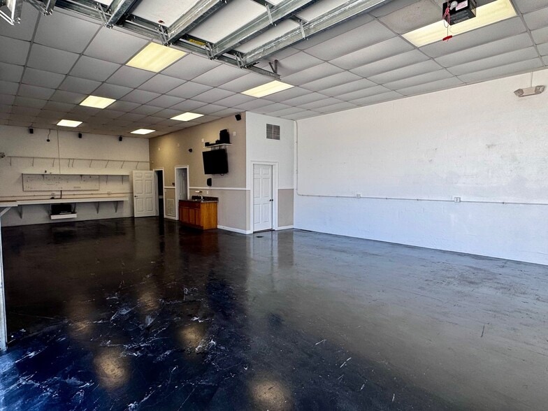 More Photos Of 218 Seaboard Ave, Venice Service For Sale