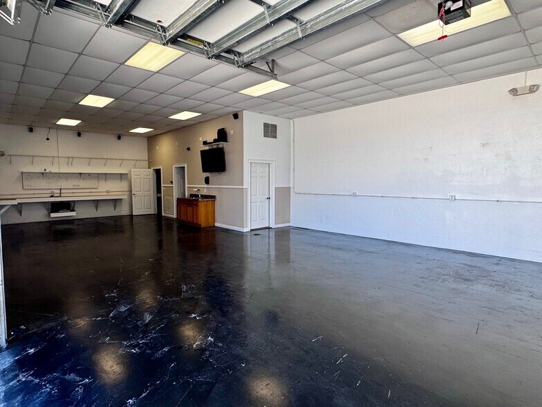 More Photos Of 218 Seaboard Ave, Venice Service For Sale