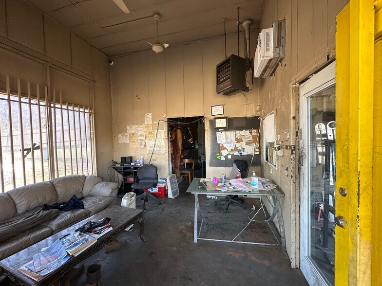 More Photos Of 2320 E Berry St, Fort Worth Flex For Sale