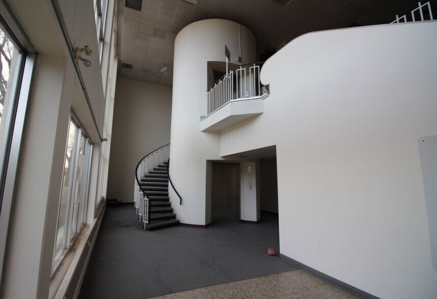 More Photos Of 702 3rd Ave S, Lethbridge Office For Lease