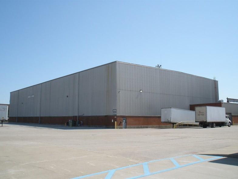 More Photos Of 3290 Claremont Ave, Evansville Manufacturing For Lease