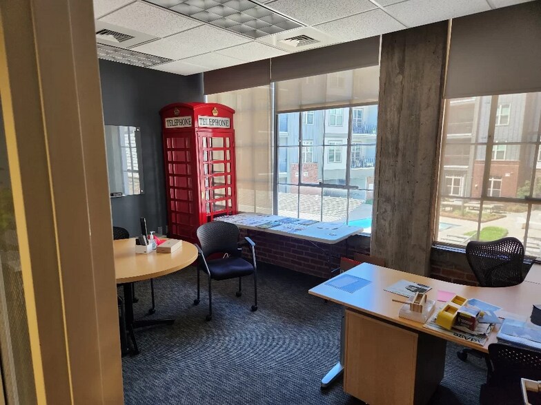 More Photos Of 1307 W Morehead St, Charlotte Office For Sale