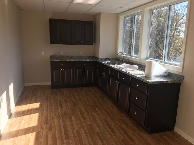 More Photos Of 270 Westfield Rd, Holyoke Freestanding For Lease