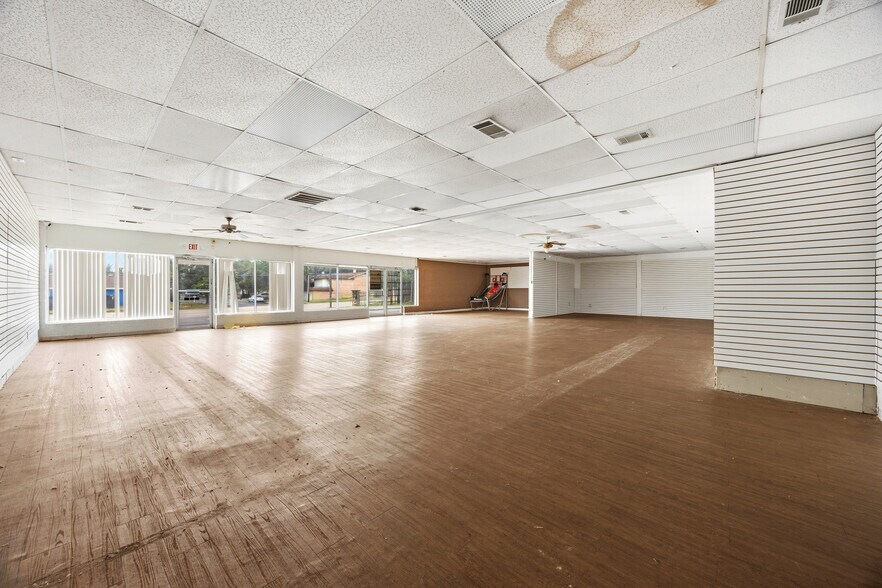 More Photos Of 1320-1326 Bedford Rd, Bedford Unknown For Lease
