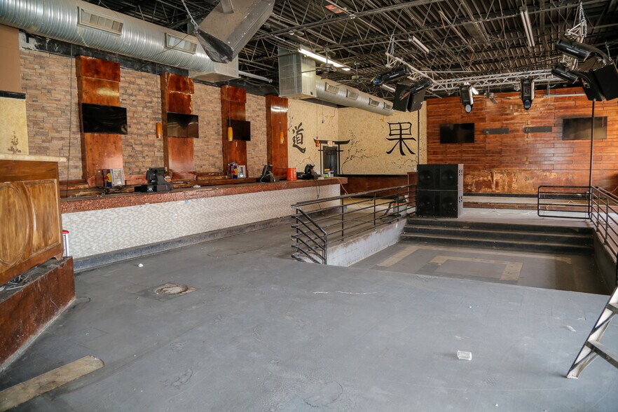 More Photos Of 1928 Buddy Holly Ave, Lubbock Bar For Sale